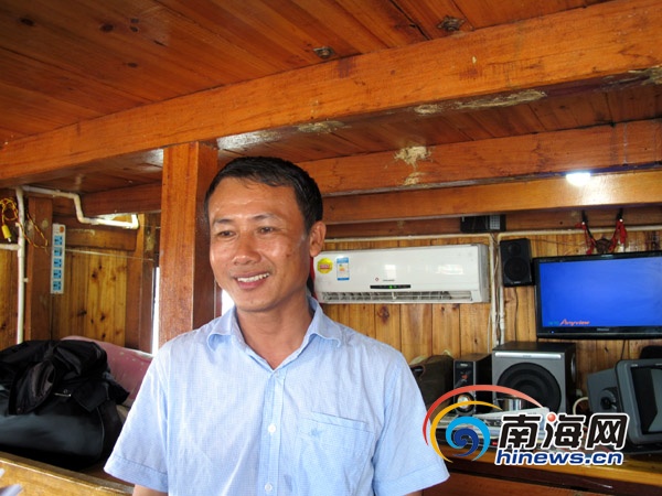 　　“琼琼海09045号”渔船的负责人卢传安在大家眼里是最幸福的人，因为他一路带着习总书记参观了渔船，和总书记近距离交谈了10几分钟。(南海网记者李晓梅摄)