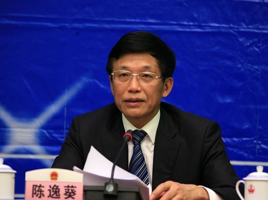 省人大常委会秘书长陈逸葵介绍今年立法、监督工作计划