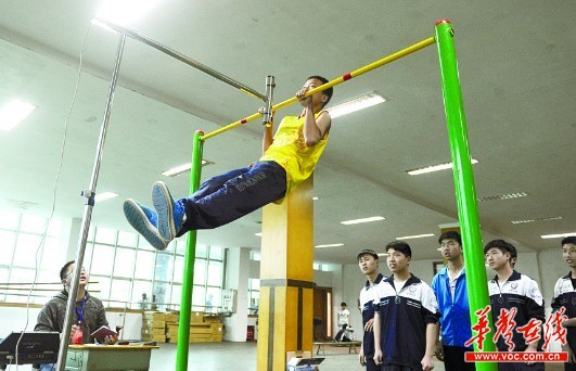长沙体育中考开考首日 引体向上一半男生挂科
