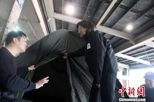 图为拟送往雅安重灾区的6人帐篷，有弹力。　董会峰　摄