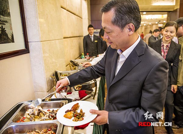 (4月19日,参加湖南省农业生产工作会议的副省长张硕辅提议大家用行动