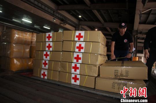 图为赈灾物资整备待发。　董会峰　摄