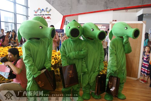 [网记巡盘]凤岭名筑真人"植物大战僵尸"引爆全场_资讯频道_凤凰网