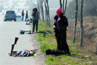 一名好奇的顾客拿弓弩做了一个实验