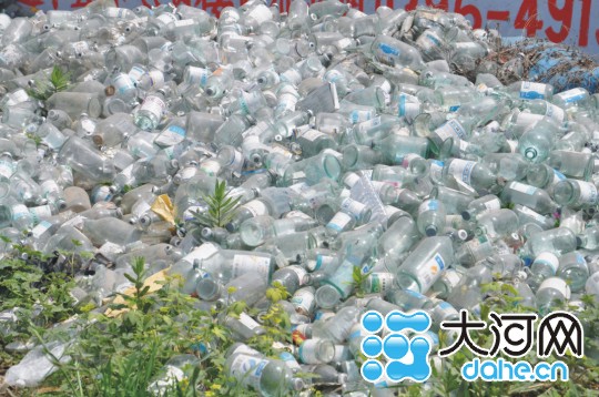 遂平医疗垃圾乱丢乱卖 卫生局不管 环保局查处