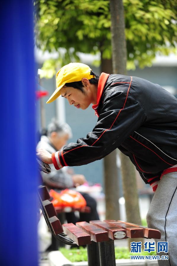 80后脑瘫环卫工:我想扫地挣钱孝顺父母