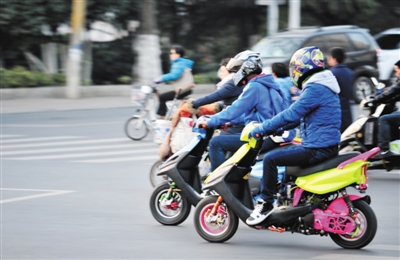 改装摩托深夜飙车扰清梦(图)