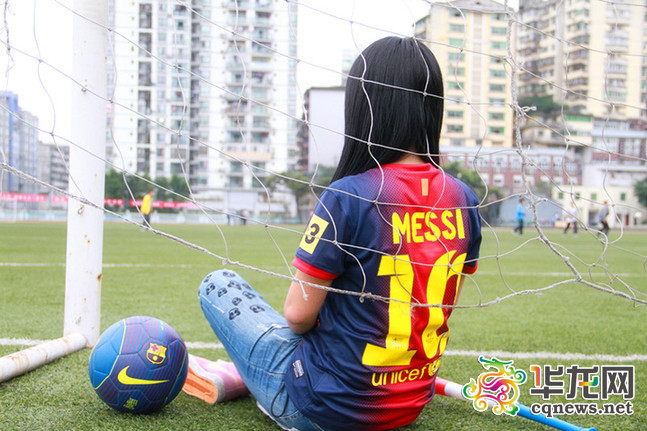 重庆德比打响 涪陵女学生球迷身披球衣为力帆