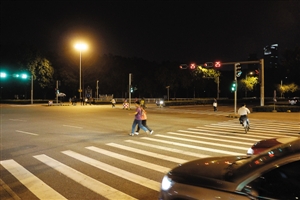 机动道斑马线同亮绿灯 车加速人抢行险象环生