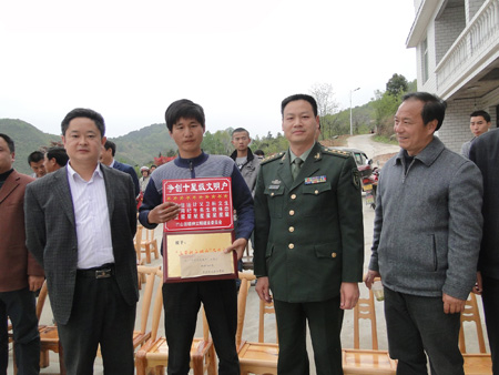 武装部长唐宏虎(右二),县人大副主任简育田(右一),乡党委书记,人大