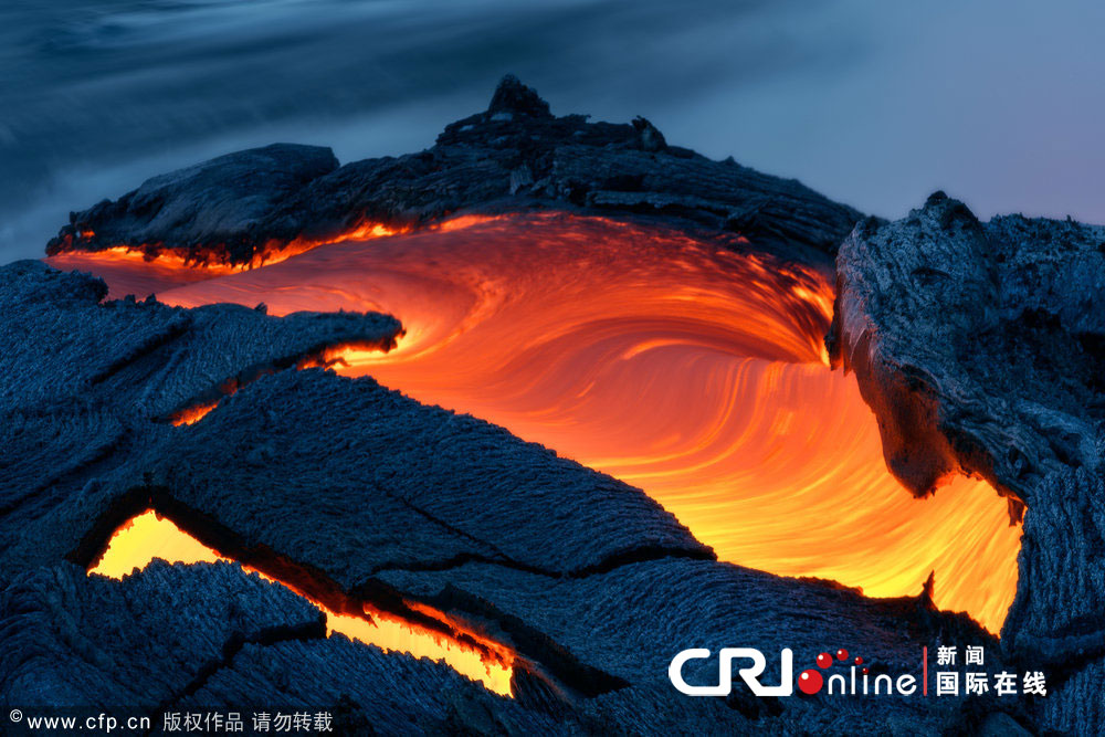 美摄影师冒死拍摄火山喷发岩浆入海震撼景观