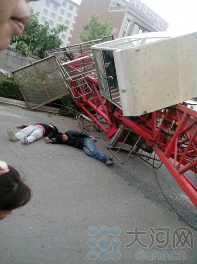 郏县一建筑工地发生塔吊倒塌事故 致2人受伤(
