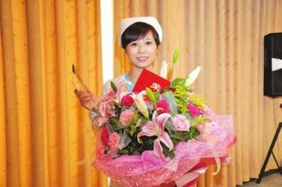 首届十大<em>最美女护士</em>悦好护士杨丹受热捧_资