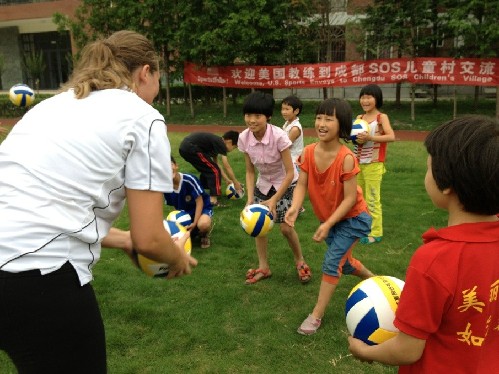 美国前国家女子排球队队员访问中国 为成都SO
