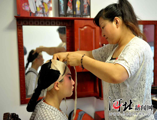 新闻网网友走进今世诺戏曲摄影体验京剧魅力(