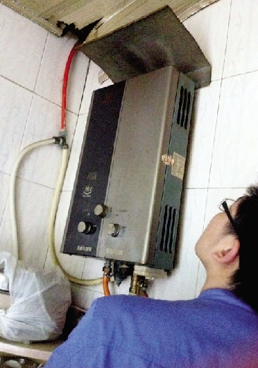 使用直排式热水器,未安装烟道,胶管老化