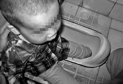 泰顺6岁男孩脚卡厕所蹲坑