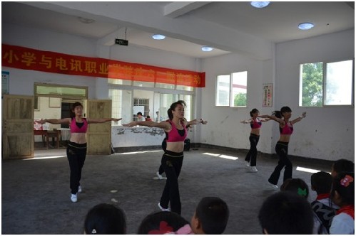 庆六一 重庆电讯职业学院心系留守儿童