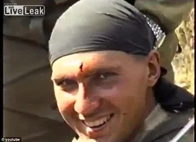 这名士兵在整个取弹过程中表现得非常镇定