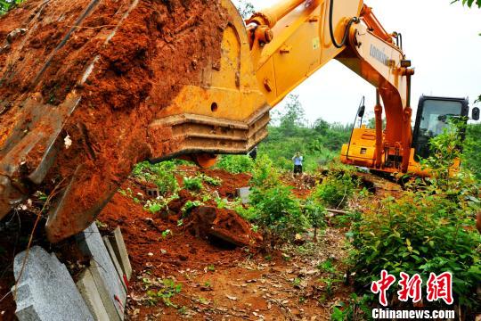 广西贺州突现400余座无主空坟 多部门联动拆除