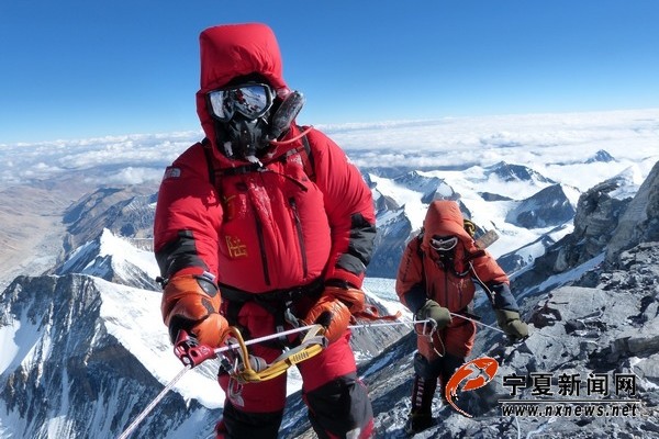 宁夏中房集团方陆登上珠峰海拔8700米高度