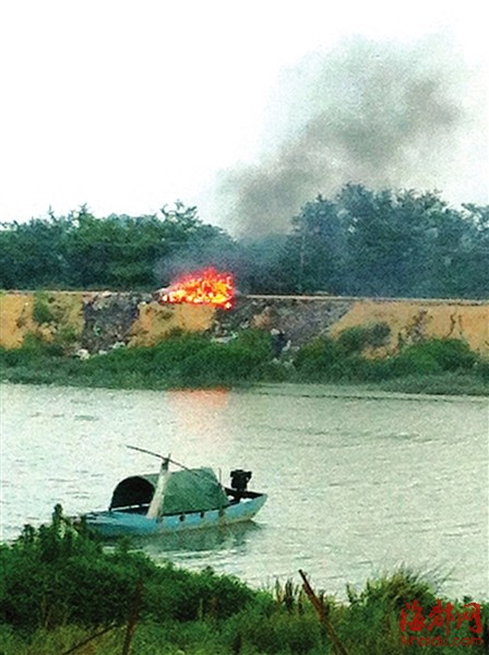 福州三环湾边 有人顶风作案烧垃圾