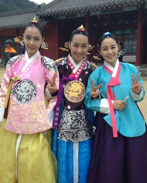 《张玉贞》三主演金泰熙,洪秀贤,金宣敬友情照