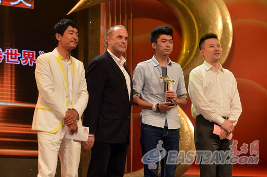 北京电影学院的庄佳龙获得了最佳剧情片奖(左