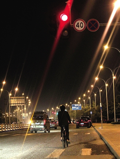 直击深夜街头闯红灯乱象 别把生命交给侥幸