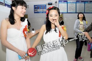 学子返校办婚礼 很多陌生人帮忙