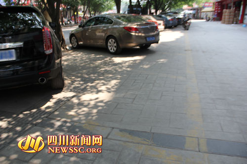 自贡一家茶楼为方便顾客停车 人行道上私画停车位
