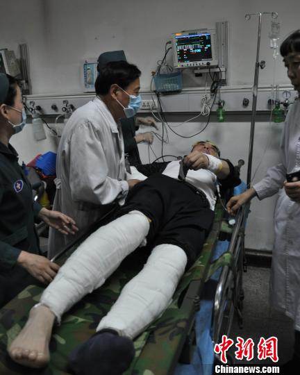 沈阳坠机机长等3人入院救治 暂无生命危险