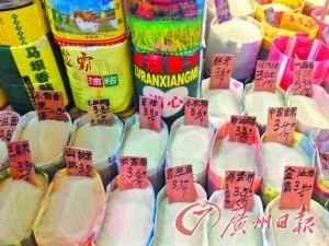 白云区一肉菜市场内的粮油店摆售的大米.