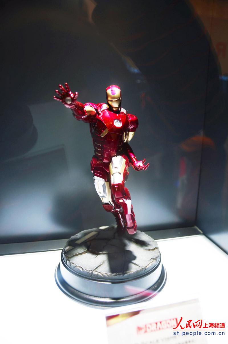 向同学们展示各种科技模型