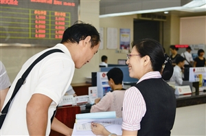 中行大堂经理热情接待客户.