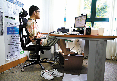 王争以足代手娴熟操作电脑