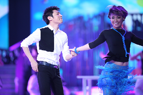 《舞出我人生》舞蹈水平惹质疑 明星过场打酱