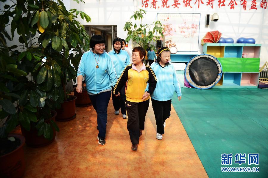 做助残义工的退休老人 记爱心妈妈王桂英