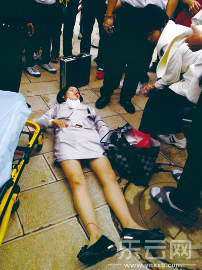 女子街头晕倒被送医院 醒来后笑着离开