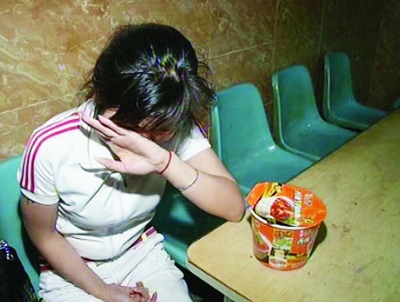 女子被男网友赶出家门 流落街头寻短见
