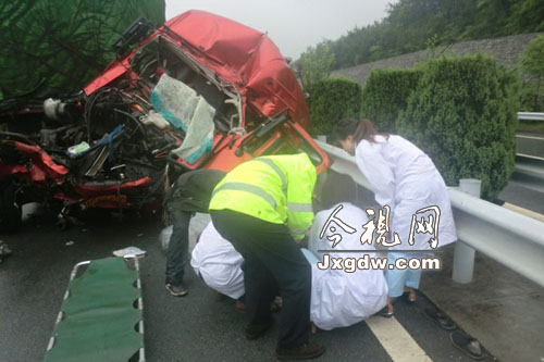 两车追尾驾驶员脚骨折被卡(图)