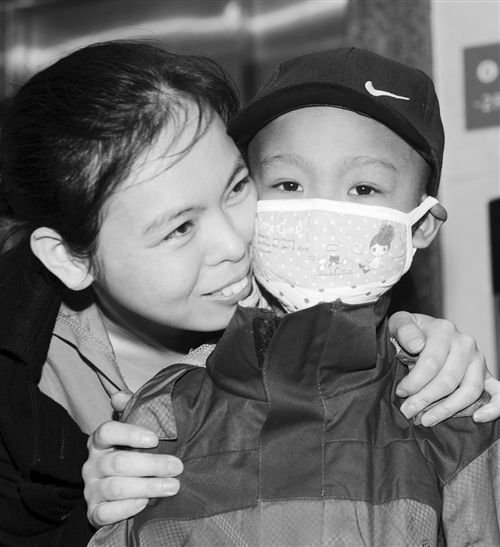 接受台湾骨髓移植的重庆男孩昨出院:很高兴我