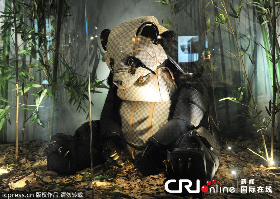武汉展出奢侈动物园 74个LV包拼成熊猫(高