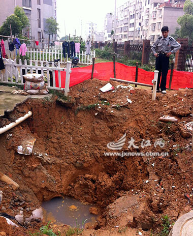 南昌新建县一小区地面塌陷(图)