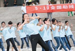西安志愿者加入快闪手语舞