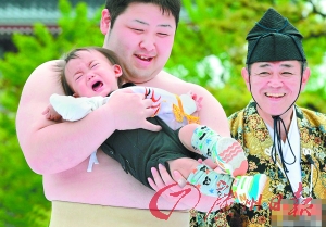 日本举行宝宝哭大赛相扑选手吓哭小孩