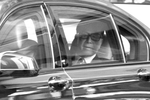 抱恙李嘉诚股东会两提退休:现时退无影响