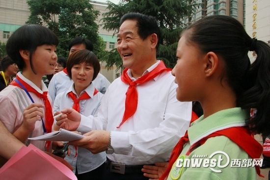 魏民洲、毛万春同西安小学生欢庆六一 玩游戏