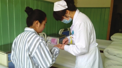 走进兰州精神病院护士的别样世界\/图