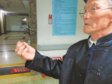 82岁老汉鼻子里藏石头5年。